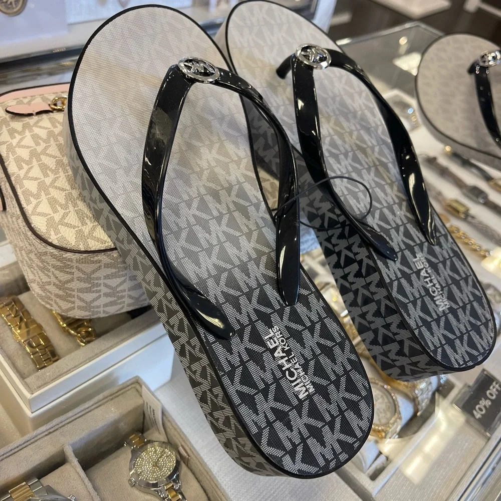 Michael Kors BEDFORD FLIP FLOP
PVC/OMBRE MK SIG
49R6BDFA1Q
Black 
NWT
Platforms - Picture 5 of 16